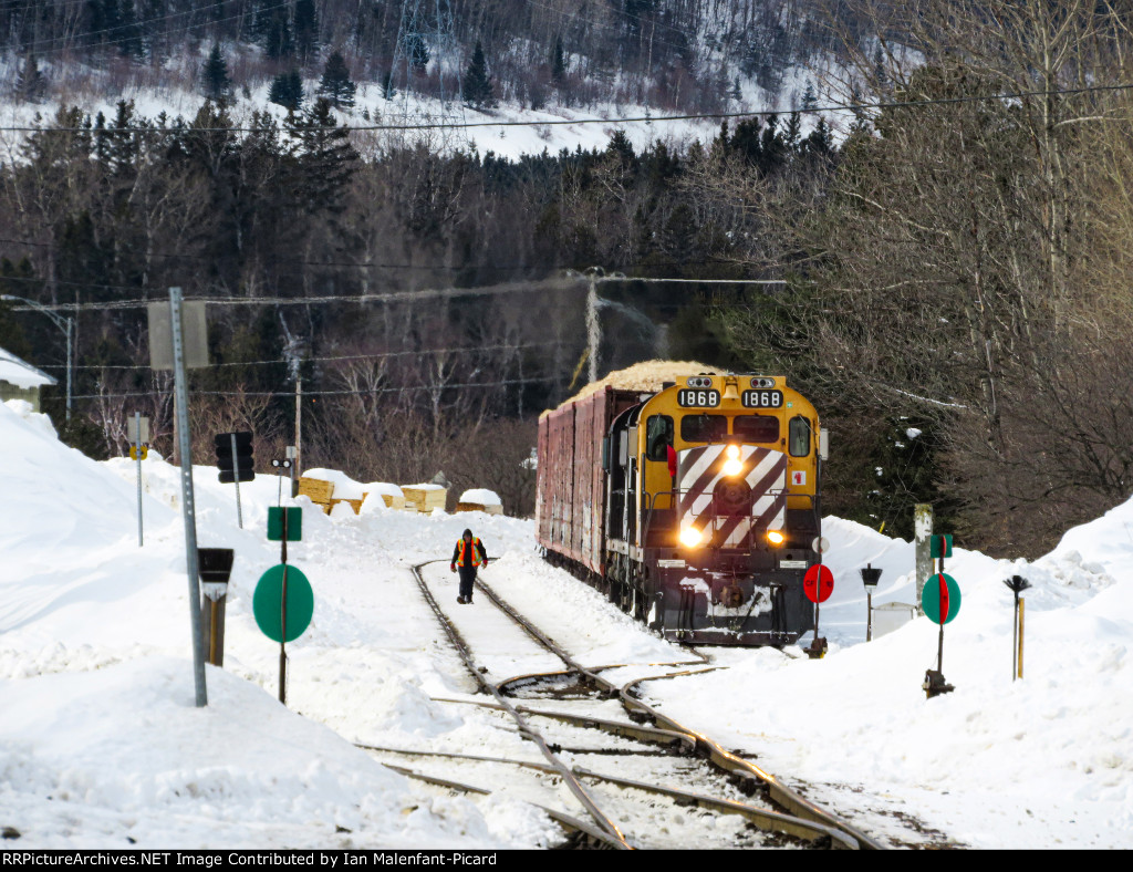 SFG 1868 switching Lebel Lumber in Nouvelle